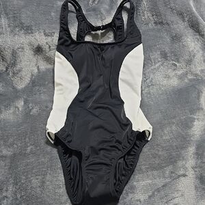 VENUS Monochrome One-Piece Swimsuit